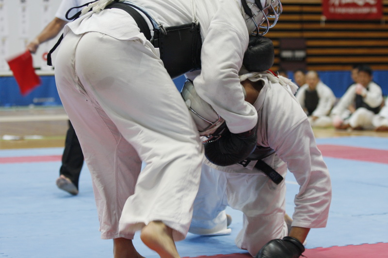 日本拳法全国選抜社会人選手権 社会人選手権 本戦トーナメント。赤：陸自東千歳・向井田vs白：陸自板妻A・長田。長田の押さえヒザ面蹴り（一本）。
_MG_3056.JPG