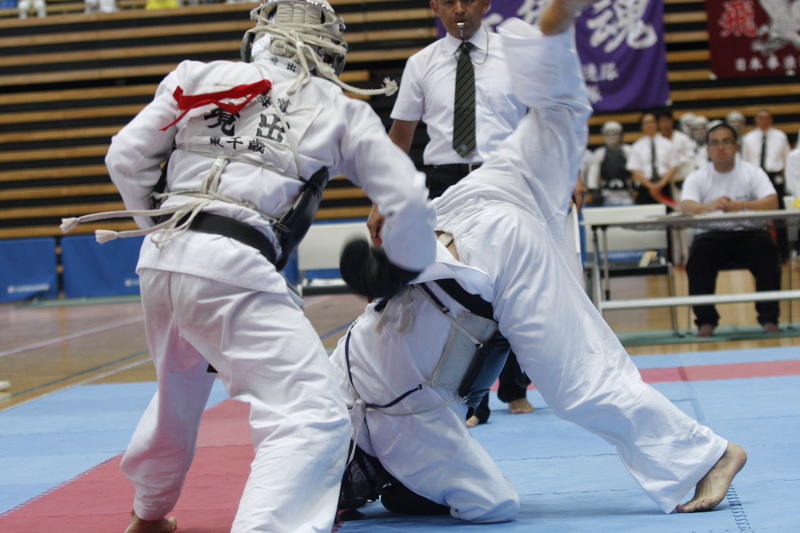 日本拳法全国選抜社会人選手権 社会人選手権 本戦トーナメント。赤：陸自東千歳・境出vs白：陸自板妻A・山田。境出の押さえ面（一本）。
_MG_3276.JPG