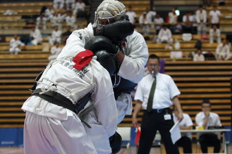 日本拳法全国選抜社会人選手権 社会人選手権 本戦トーナメント。赤：陸自板妻A・大渕vs白・陸自練馬・佐土原。佐土原のヒザ蹴り（一本）。
_MG_4083.JPG