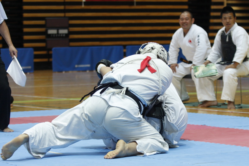 日本拳法全国選抜社会人選手権 社会人選手権 本戦トーナメント決勝。赤：陸自板妻A・麦田vs白・陸自練馬・猪俣。麦田の押さえヒザ面蹴り（一本）。
_MG_4244.JPG