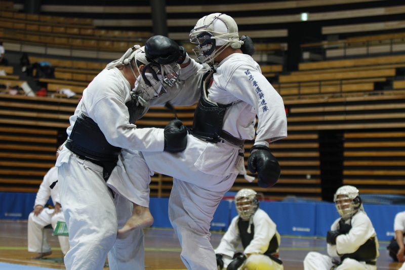 日本拳法全国選抜社会人選手権 社会人選手権 本戦トーナメント決勝。赤：陸自板妻A・麦田vs白・陸自練馬・猪俣。猪俣のヒザ蹴り（一本）。
_MG_4298.JPG