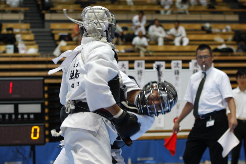 日本拳法全国選抜社会人選手権 社会人選手権 本戦トーナメント決勝。赤：陸自板妻A・山田vs白・陸自練馬・法島。法島の面打ち（一本）でのけぞる山田。
_MG_4466.JPG