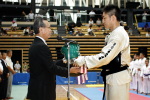 日本拳法全国選抜社会人選手権
優勝カップ返還。陸自大宮／第32普通科連隊Aから、大会会長代行の土肥豊氏へ。