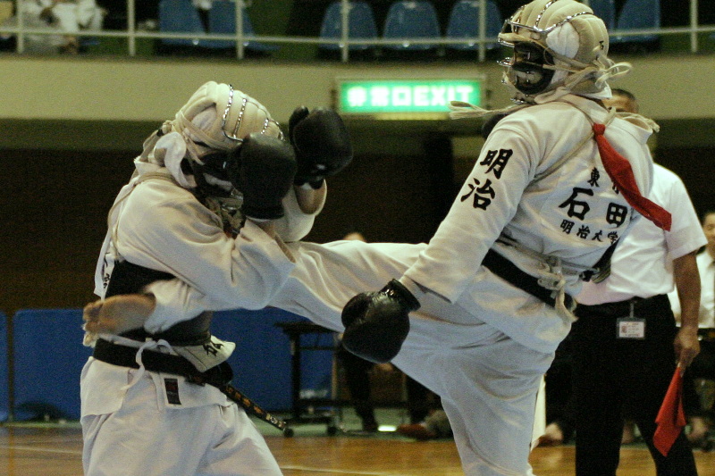 矢野杯争奪日本拳法第27回東日本学生個人選手権大会 段の部・決勝。赤：石田圭吾（明治）vs石田勝希（早稲田）。石田圭吾の胴蹴り（一本）。別角度から。<br>撮影：竹越
IMG_8188.JPG
