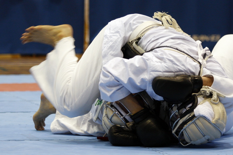 矢野杯争奪日本拳法第27回東日本学生個人選手権大会 級の部　赤：柳澤（立正）vs白：西山（中央）。西山の押さえヒザ面蹴り（一本）。<br>撮影：Inno
_MG_2632.JPG