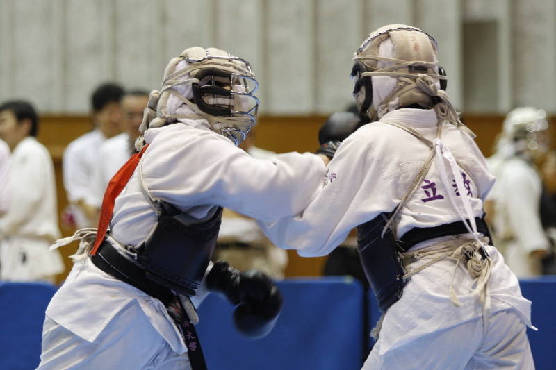 矢野杯争奪日本拳法第27回東日本学生個人選手権大会 女子の部　赤：新井（早稲田）vs白：石井（立教）。新井の面突き（一本）。<br>撮影：Inno
_MG_2658.JPG