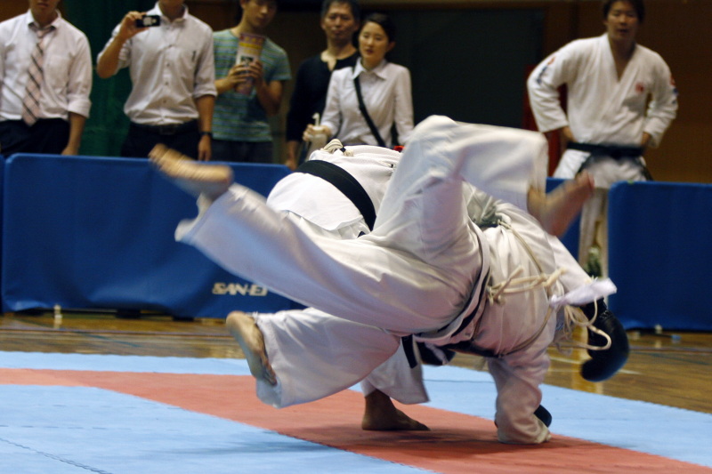 矢野杯争奪日本拳法第27回東日本学生個人選手権大会 段の部　林（立正）vs玉置（明治）。時間ぎりぎりで林の投げ→押さえヒザ面（一本）で引き分けに。延長戦に持ち込むも敗れる。<br>撮影：Inno
_MG_3086.JPG