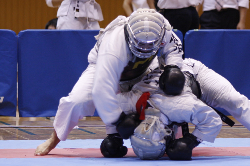 矢野杯争奪日本拳法第27回東日本学生個人選手権大会 段の部　赤：中村（中央）vs白：桝口（明治）。桝口の押さえ面突き（一本）。<br>撮影：Inno
_MG_3293.JPG