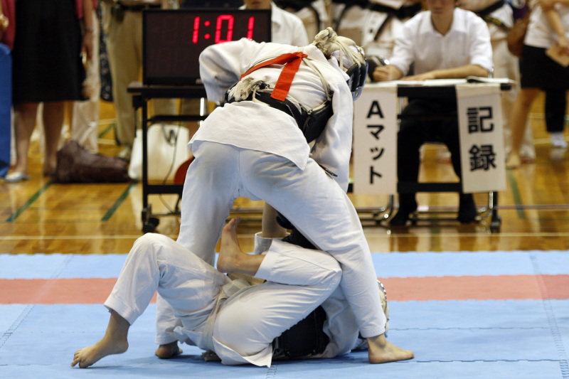 矢野杯争奪日本拳法第27回東日本学生個人選手権大会 女子の部・決勝　赤：新井（早稲田）vs岡田（立教）。新井の押さえ胴突き（一本）。<br>撮影：Inno
_MG_4889.JPG