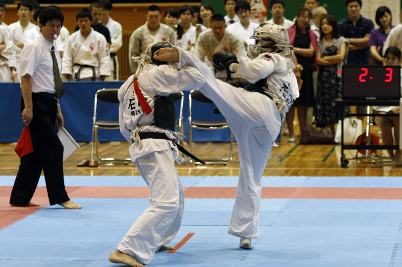 矢野杯争奪日本拳法第27回東日本学生個人選手権大会 段の部・決勝は兄弟対決に。赤：石田圭吾（明治）vs石田勝希（早稲田）。激しい蹴り技の応酬。<br>撮影：Inno
_MG_5142.JPG