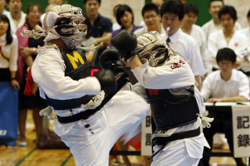 矢野杯争奪日本拳法第27回東日本学生個人選手権大会 段の部・決勝。赤：石田圭吾（明治）vs石田勝希（早稲田）。石田圭吾の胴蹴り（一本）。<br>撮影：Inno
_MG_5240.JPG