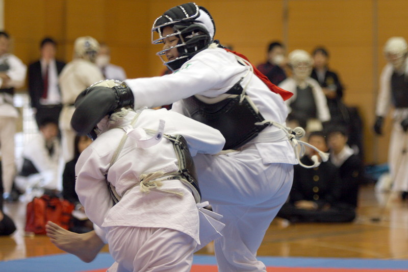 平成27年度日本拳法連盟鏡開き式 級の部、立正大学・清水vs早稲田大学・齋藤。齋藤の胴突き（一本）。
IMG_0950.JPG