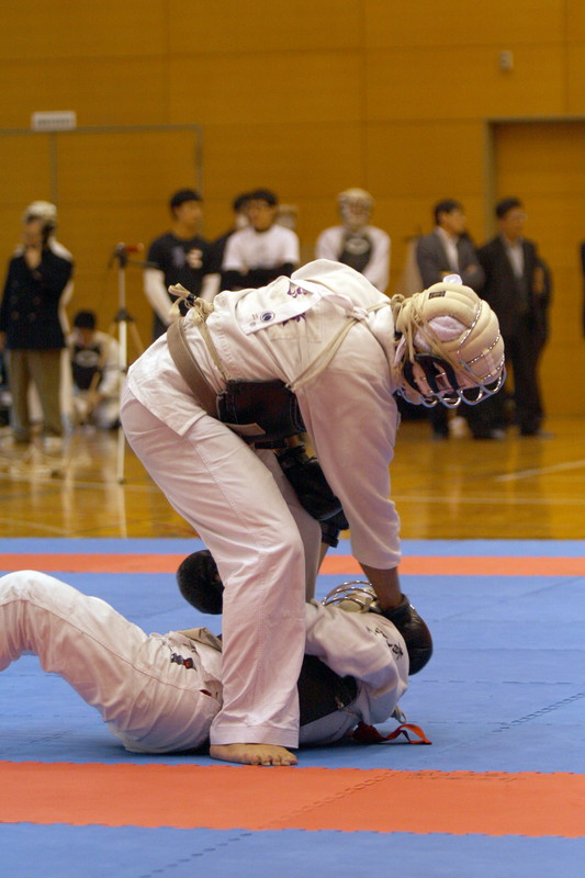 平成27年度日本拳法連盟鏡開き式 級の部、青山学院大学・朴vs立教大学・北大路。北大路の押さえ面突き（一本）。北大路は、級の部で最優秀選手賞に。
IMG_1384.JPG