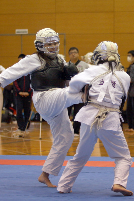 平成27年度日本拳法連盟鏡開き式 女子の部、青山学院大学・加藤vs立教大学・小池。加藤の胴蹴り（一本）。加藤は、女子の部で最優秀選手賞に。
IMG_1533.JPG
