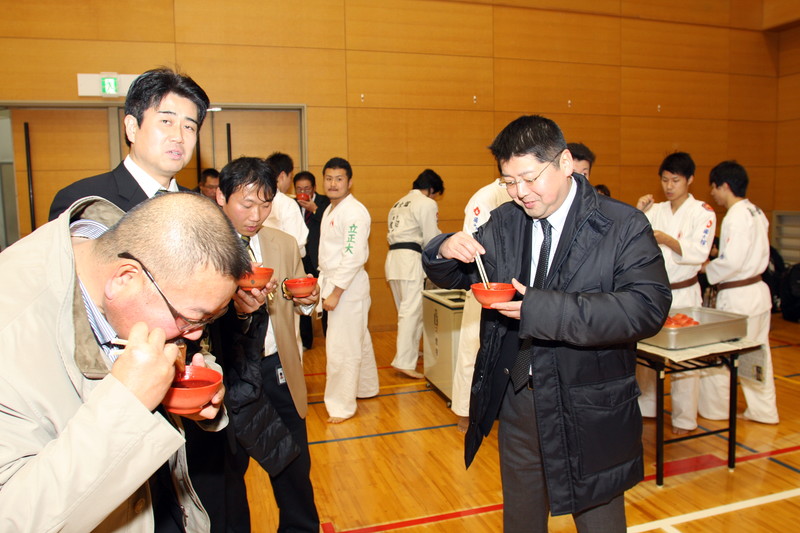 平成27年度日本拳法連盟鏡開き式 恒例のおしるこ会が復活。
IMG_3613.JPG