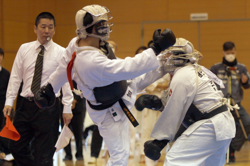 平成27年度日本拳法連盟鏡開き式 段の部、陸自滝ヶ原・加藤vs國士舘大学・三森。加藤の面蹴り（一本）。
_MG_1708.JPG