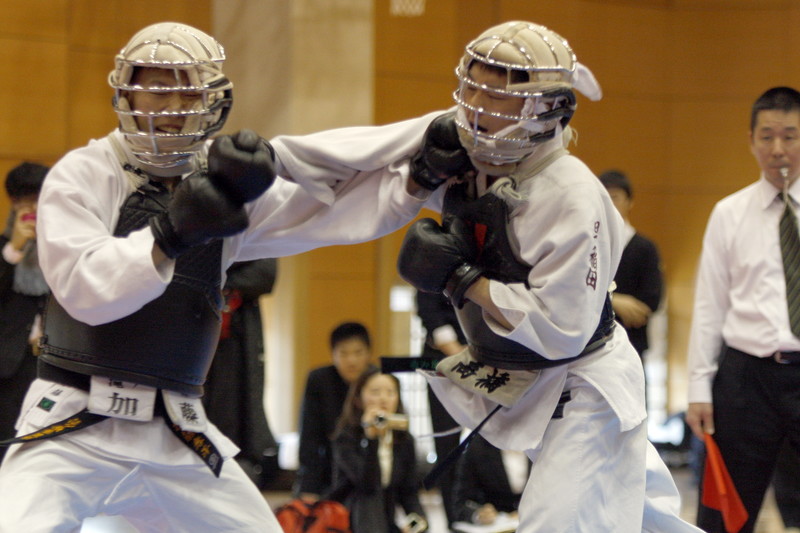 平成27年度日本拳法連盟鏡開き式 段の部、陸自滝ヶ原・加藤vs早稲田大学・高橋。高橋の面突き（一本）。
_MG_1762.JPG