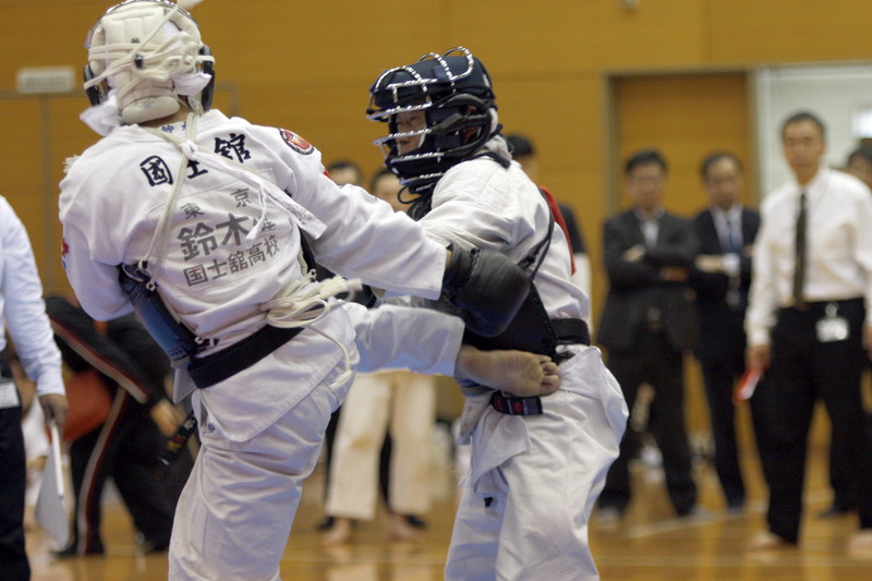 平成27年度日本拳法連盟鏡開き式 段の部、黒綾館・小山vs國士舘高校・鈴木。鈴木の胴蹴り（一本）。
_MG_2247.JPG