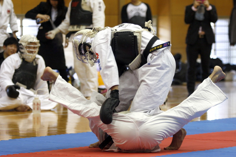 平成27年度日本拳法連盟鏡開き式 段の部、黒綾館・宮杉vs國士舘高校・長谷川。長谷川の押さえ面突き（一本）。
_MG_2440.JPG