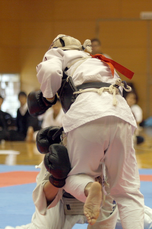 平成27年度日本拳法連盟鏡開き式 段の部、早稲田大学・橋本vs國士舘大学・渡辺。橋本の押さえヒザ面蹴り（一本）。
_MG_2484.JPG