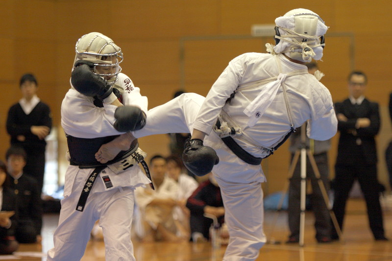 平成27年度日本拳法連盟鏡開き式 段の部、早稲田大学・三橋vs中央大学・二橋。二橋の胴蹴り（一本）。
_MG_2606.JPG