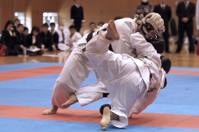 平成27年度日本拳法連盟鏡開き式 段の部、早稲田大学・小枝vs國士舘大学・湯浅。小枝の投げ→押さえヒザ面蹴り（一本）。
_MG_2801.JPG