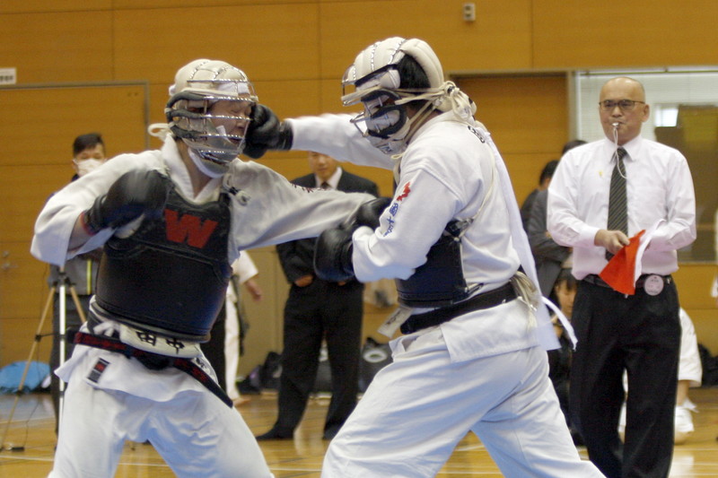 平成27年度日本拳法連盟鏡開き式 段の部、早稲田大学・田中vs國士舘大学・横山。横山の面突き（一本）。
_MG_3069.JPG