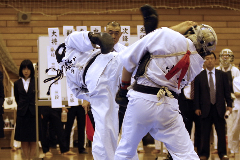 日本拳法第28回東日本大学リーグ戦 男子予選リーグ　赤：早稲田大学・小枝vs白：立正大学・林。林の面蹴り（一本）。
_MG_4347.JPG