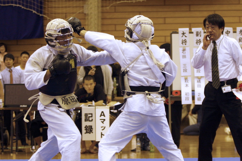 日本拳法第28回東日本大学リーグ戦 男子予選リーグ　赤：明治大学・原田vs白：日本大学・小林。原田の面付き（一本）。
_MG_4596.JPG