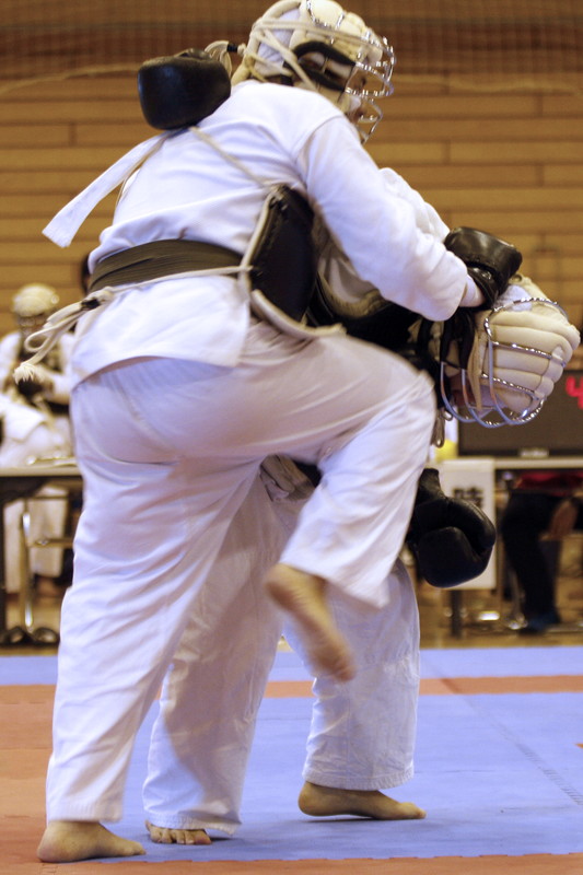 日本拳法第28回東日本大学リーグ戦 男子予選リーグ　赤：専修大学・福原vs白：学連選抜・多田（明治学院）。多田の面ヒザ蹴り（一本）。
_MG_5881.JPG