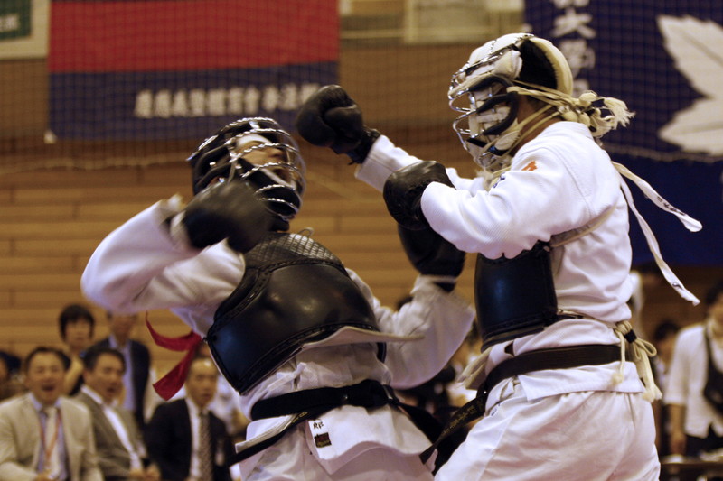 日本拳法第28回東日本大学リーグ戦 男子予選リーグ　赤：立正大学・林vs白：國士舘大学・横山。林の面突き（一本）。
_MG_6380.JPG