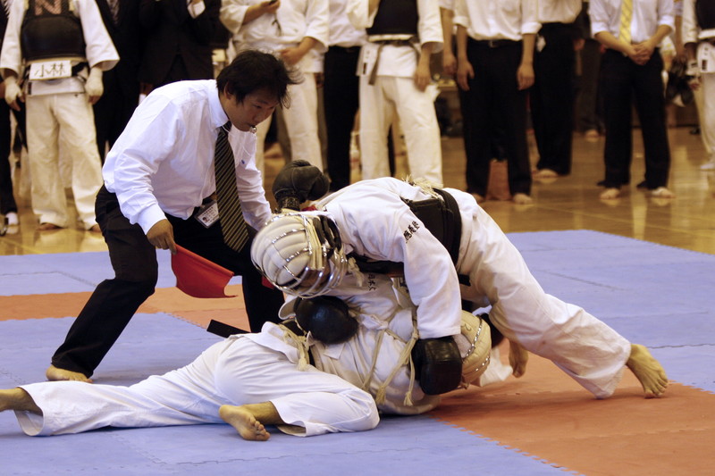 日本拳法第28回東日本大学リーグ戦 男子予選リーグ　赤：慶應義塾大学・山本vs日本大学・坂田。山本の押さえ面ヒザ蹴り（一本）。
_MG_6633.JPG