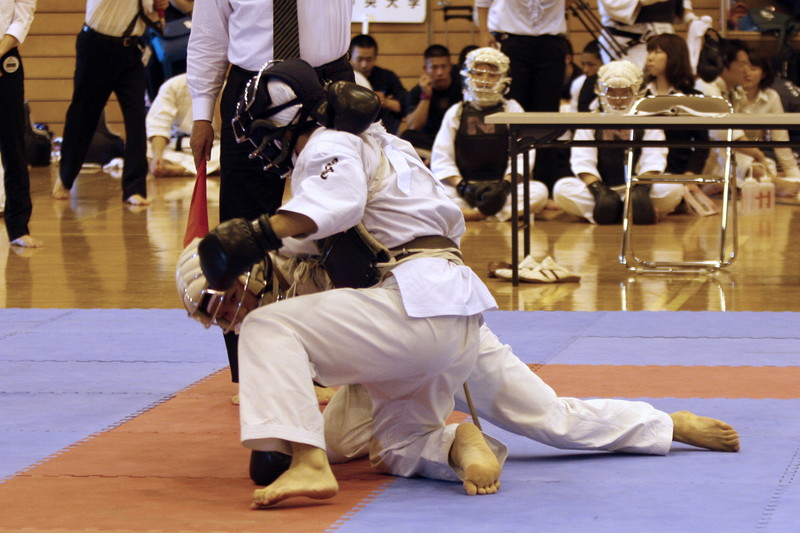日本拳法第28回東日本大学リーグ戦 男子予選リーグ　赤：立教大学・五藤vs学連選抜・鈴木（関東学院大学）。鈴木の逆捕り（一本）。
_MG_6836.JPG