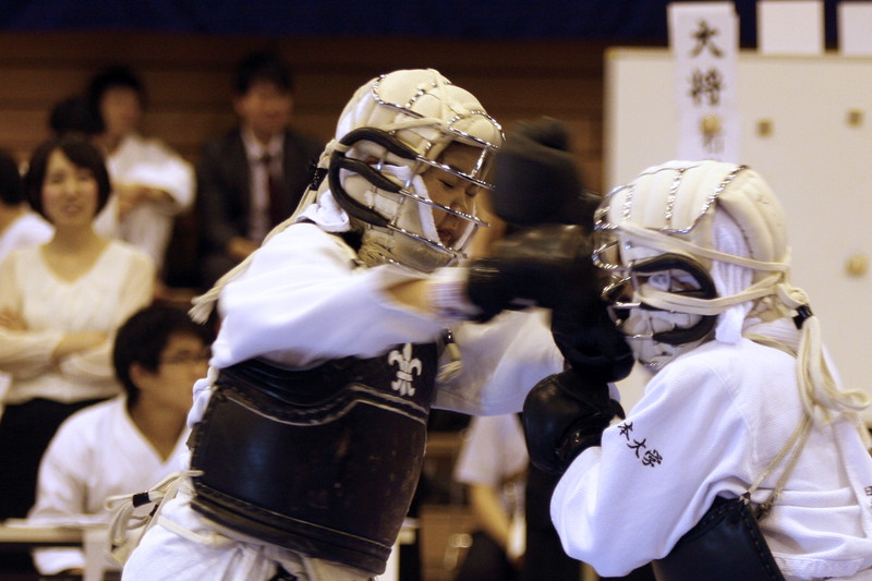 日本拳法第28回東日本大学リーグ戦 女子リーグ　赤：立教大学・石井vs日本大学・佐藤。石井の面突き（一本）。
_MG_7110.JPG