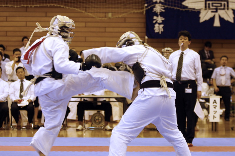 日本拳法第28回東日本大学リーグ戦 男子決勝リーグ　赤：明治大学・百合草vs白：國士舘大学・瀬下。百合草の胴蹴り（一本）。
_MG_7319.JPG