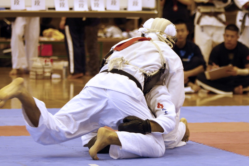 日本拳法第28回東日本大学リーグ戦 男子決勝リーグ　赤：明治大学・永里vs白：國士舘大学・鈴木。永里の押さえヒザ面蹴り（一本）。
_MG_7578.JPG