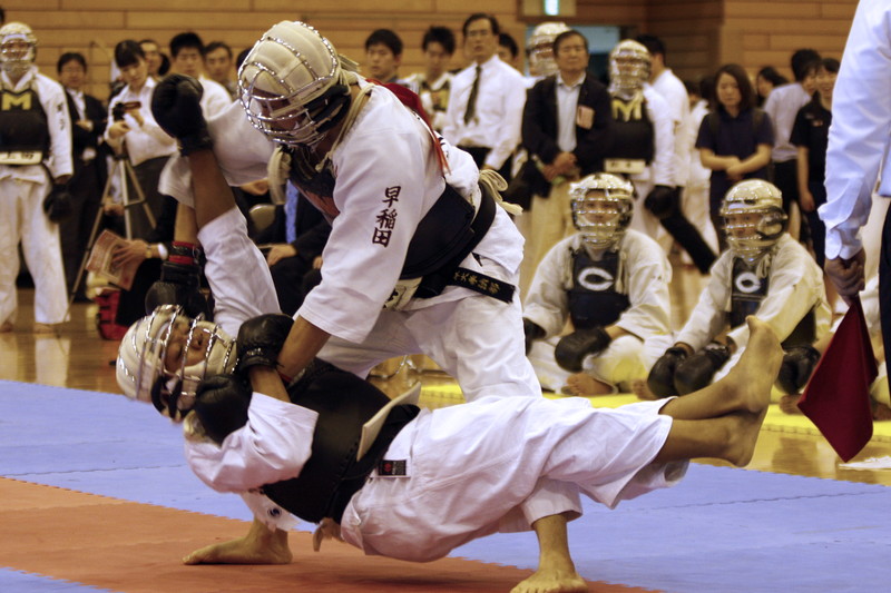 日本拳法第28回東日本大学リーグ戦 男子決勝リーグ　赤：早稲田大学・小枝vs白：中央大学・芳賀。小枝の押さえ面突き（一本）。
_MG_7789.JPG