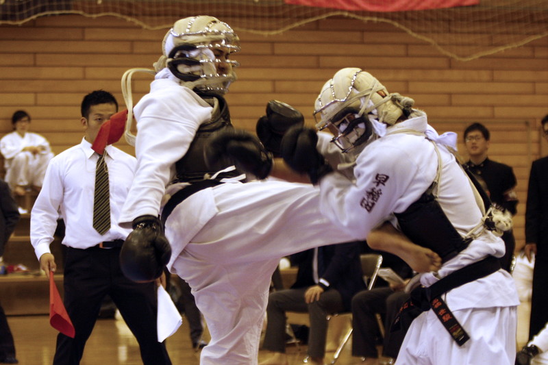 日本拳法第28回東日本大学リーグ戦 男子決勝リーグ　赤：明治大学・石田vs白：早稲田・高橋。石田の胴蹴り（一本）。
_MG_9142.JPG