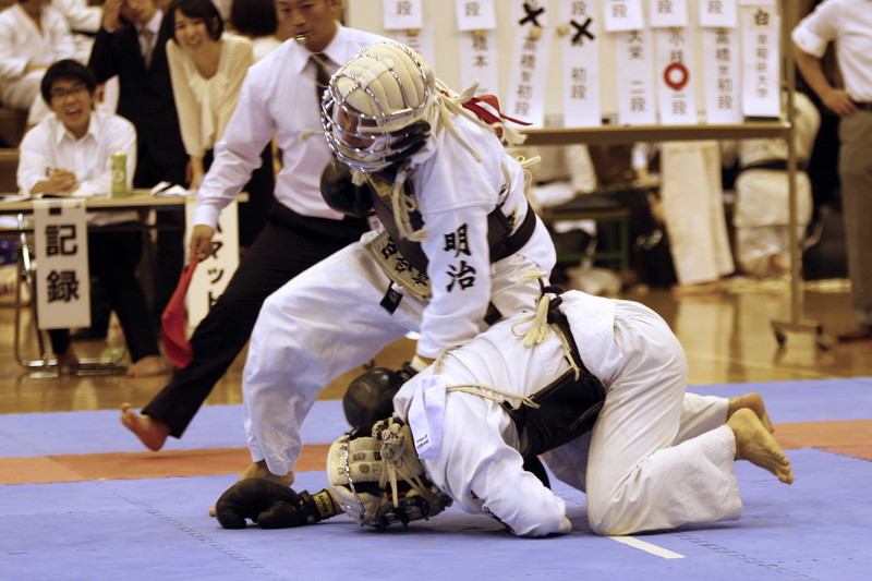 日本拳法第28回東日本大学リーグ戦 男子決勝リーグ　赤：明治大学・百合草vs白：早稲田・橋本。百合草の胴蹴り（一本）。
_MG_9696.JPG