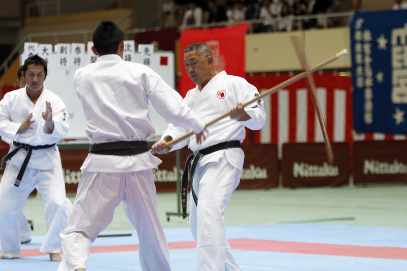 日本拳法第28回全国大学選抜選手権大会 形演武、総合の形。板妻拳志会6名による武器（小刀から拳銃まで）を伴う演武。<br>撮影：Inno
_MG_6824.JPG