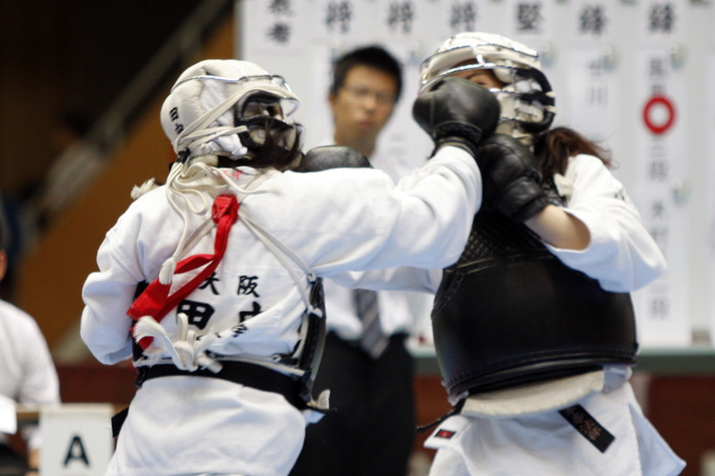 日本拳法第28回全国大学選抜選手権大会 ブロック対抗女子団体戦、西日本・田中vs中部日本・倉橋。田中の面突き（一本）。<br>撮影：Inno
_MG_6974.JPG