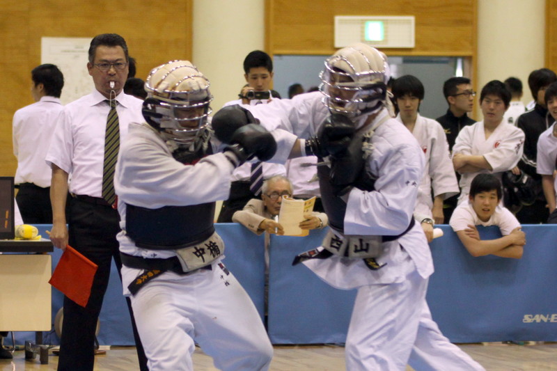 矢野杯争奪日本拳法第29回東日本学生個人選手権大会 早稲田大学・中楯vs中央大学・西山。西山の面突き（一本）。<br>撮影：竹越
IMG_4710.JPG