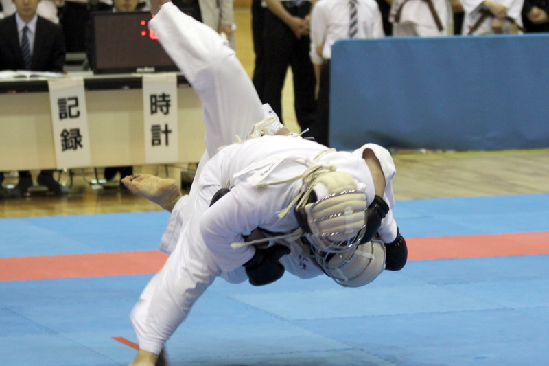 矢野杯争奪日本拳法第29回東日本学生個人選手権大会 立教大学・水池vs明治大学・古屋敷。古屋敷の押さえ面突き（一本）。<br>撮影：竹越
IMG_4734.JPG