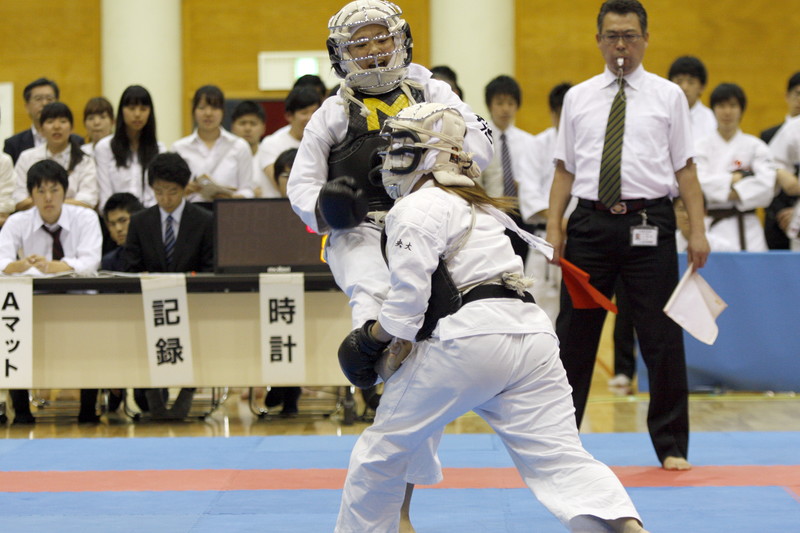 矢野杯争奪日本拳法第29回東日本学生個人選手権大会 女子の部、三位決定戦。明治大学・由良vs中央大学・糸井。由良の胴蹴り（一本）。<br>撮影：Inno
_MG_0930.JPG
