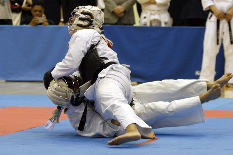 矢野杯争奪日本拳法第29回東日本学生個人選手権大会 段の部、決勝。中央大学・中村vs早稲田大学・橋本。中村の押さえヒザ面蹴り。<br>撮影：Inno
_MG_1347.JPG