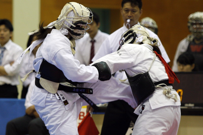 矢野杯争奪日本拳法第29回東日本学生個人選手権大会 女子の部、中央大学、糸井vs青山学院大学・加藤。加藤の胴蹴り（一本）。<br>撮影：Inno
_MG_9728.JPG