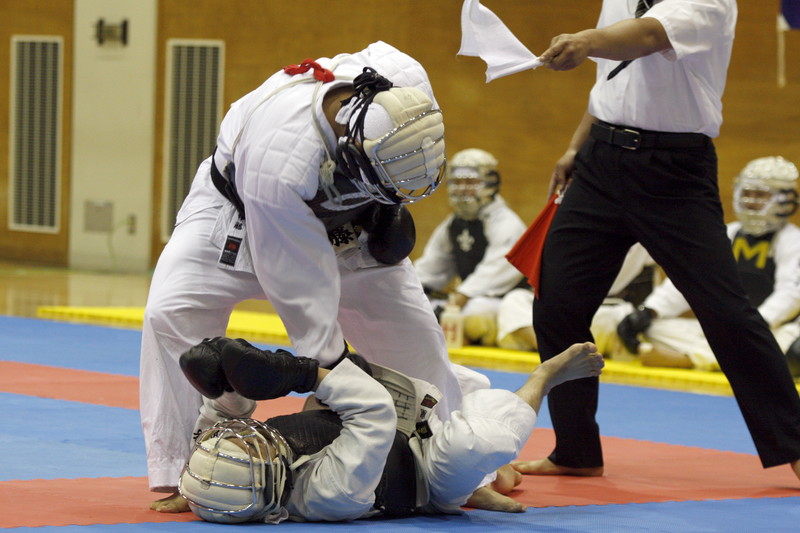 矢野杯争奪日本拳法第29回東日本学生個人選手権大会 段の部、中央大学・伊藤vs明治学院大学・五十嵐。伊藤の押さえ胴突き（一本）。<br>撮影：Inno
_MG_9832.JPG