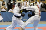 矢野杯争奪日本拳法第29回東日本学生個人選手権大会
級の部、中央大学・梁vs明治大学・木村。木村の面突き（一本）。<br>撮影：竹越