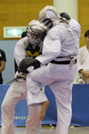 矢野杯争奪日本拳法第29回東日本学生個人選手権大会
段の部、三位決定戦。明治大学・玉置vs中央大学・西山。西山の胴ヒザ蹴り（一本）。<br>撮影：Inno