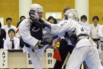 矢野杯争奪日本拳法第29回東日本学生個人選手権大会
段の部、決勝。中央大学・中村vs早稲田大学・橋本。中村の面蹴り。<br>撮影：Inno